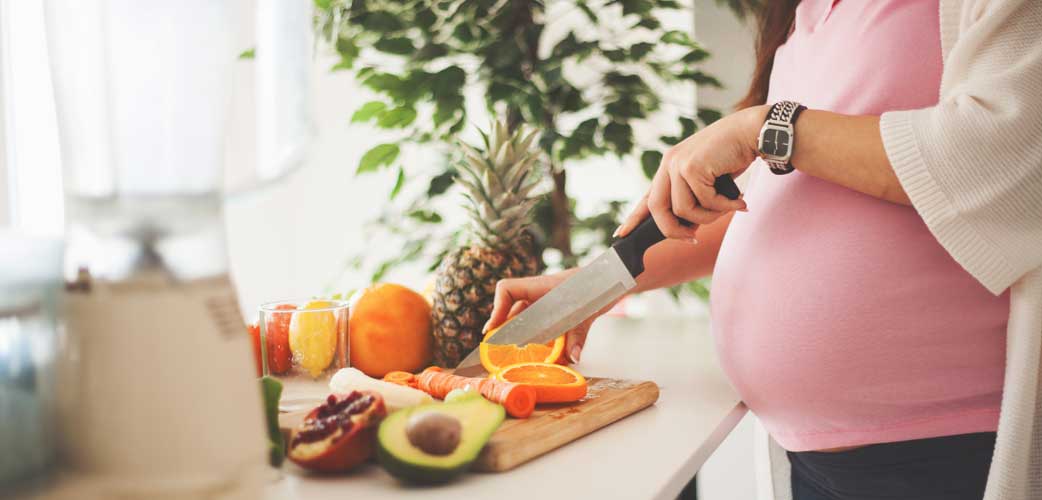 Femme enceinte qui cuisine