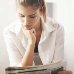 Femme lisant aux toilettes