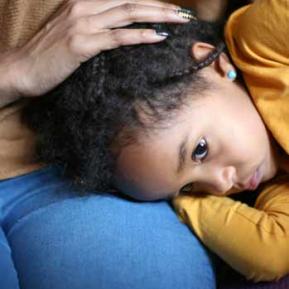 Enfant posé sur genoux 