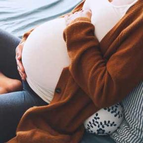 Femme enceinte se tient le ventre