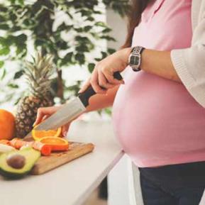 Femme enceinte qui cuisine