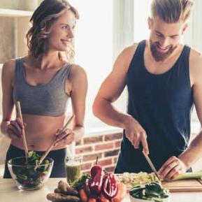 Couple en train de cuisiner